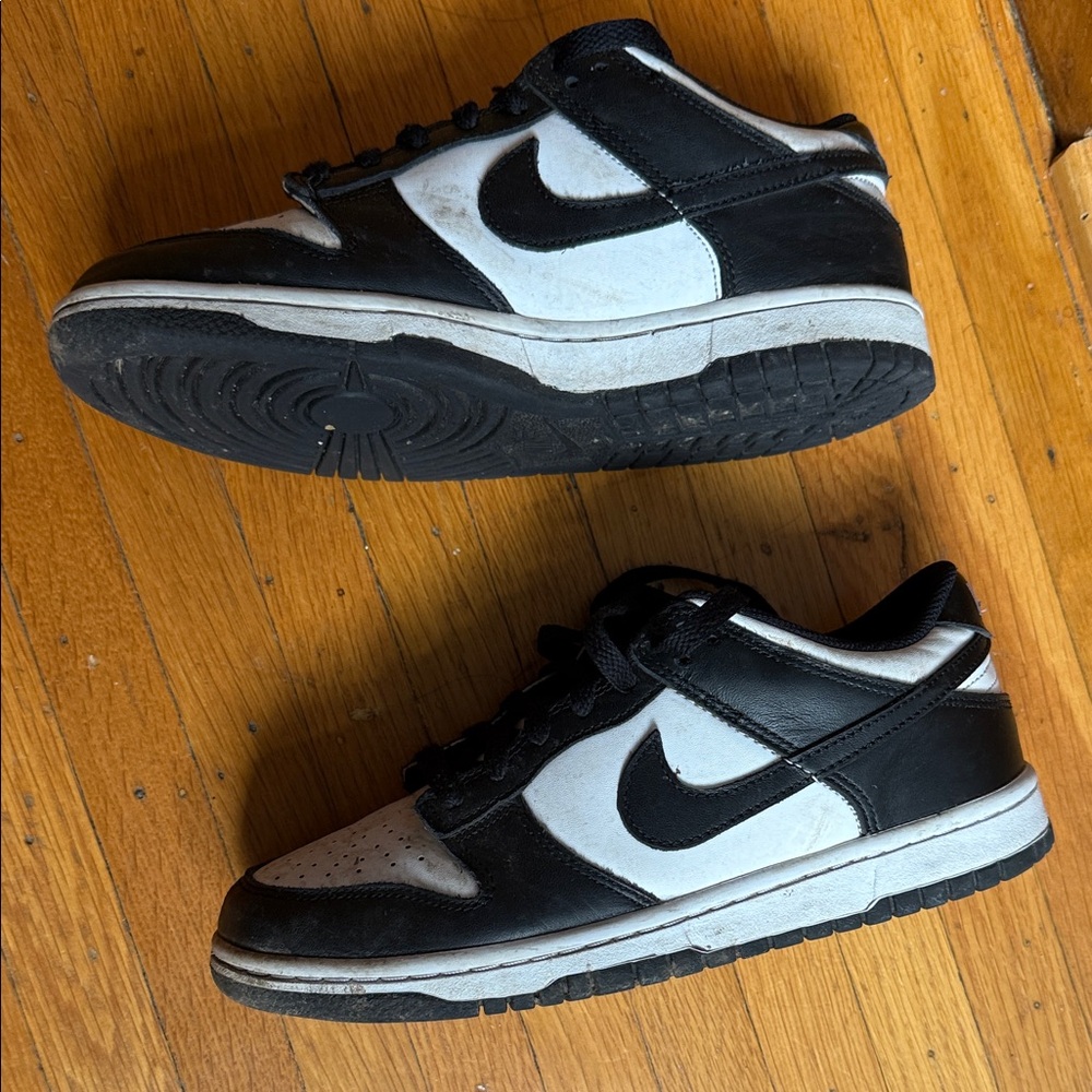 Nike Men's Black and White Sneakers - Picture 2 of 5